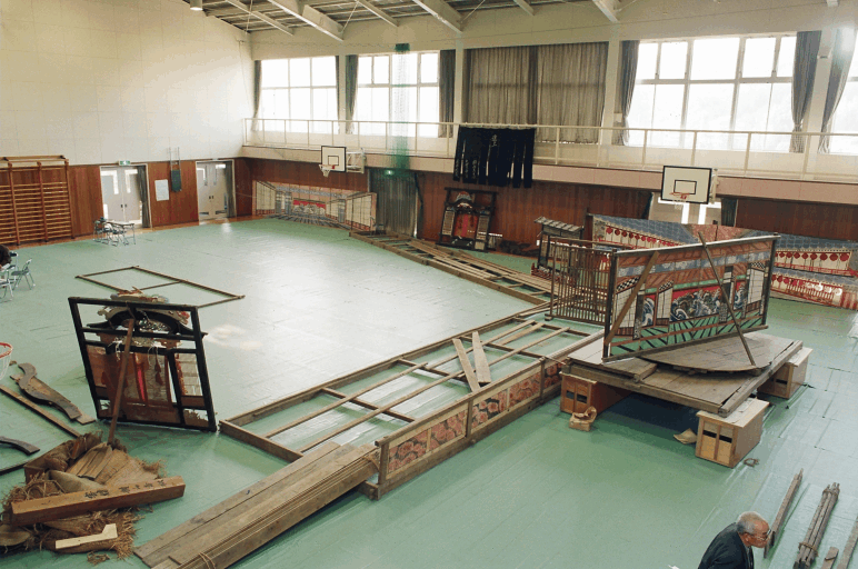 舞台調査時の様子。舞台上手背面より花道の方向を見る／平成4年1月