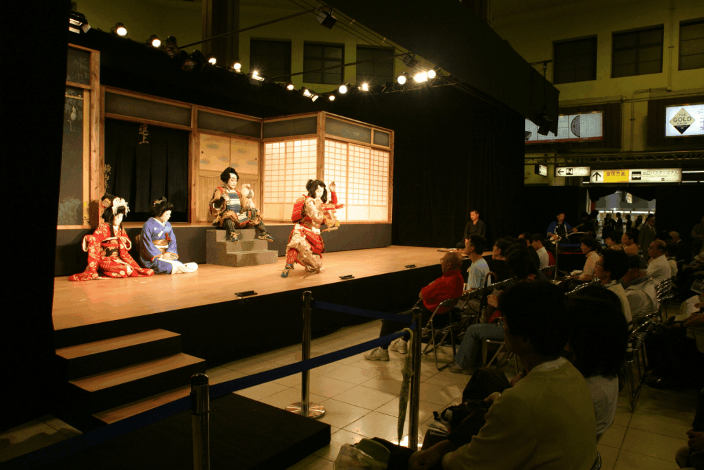 東京駅丸の内北口ドームの特設舞台で演じる西若座