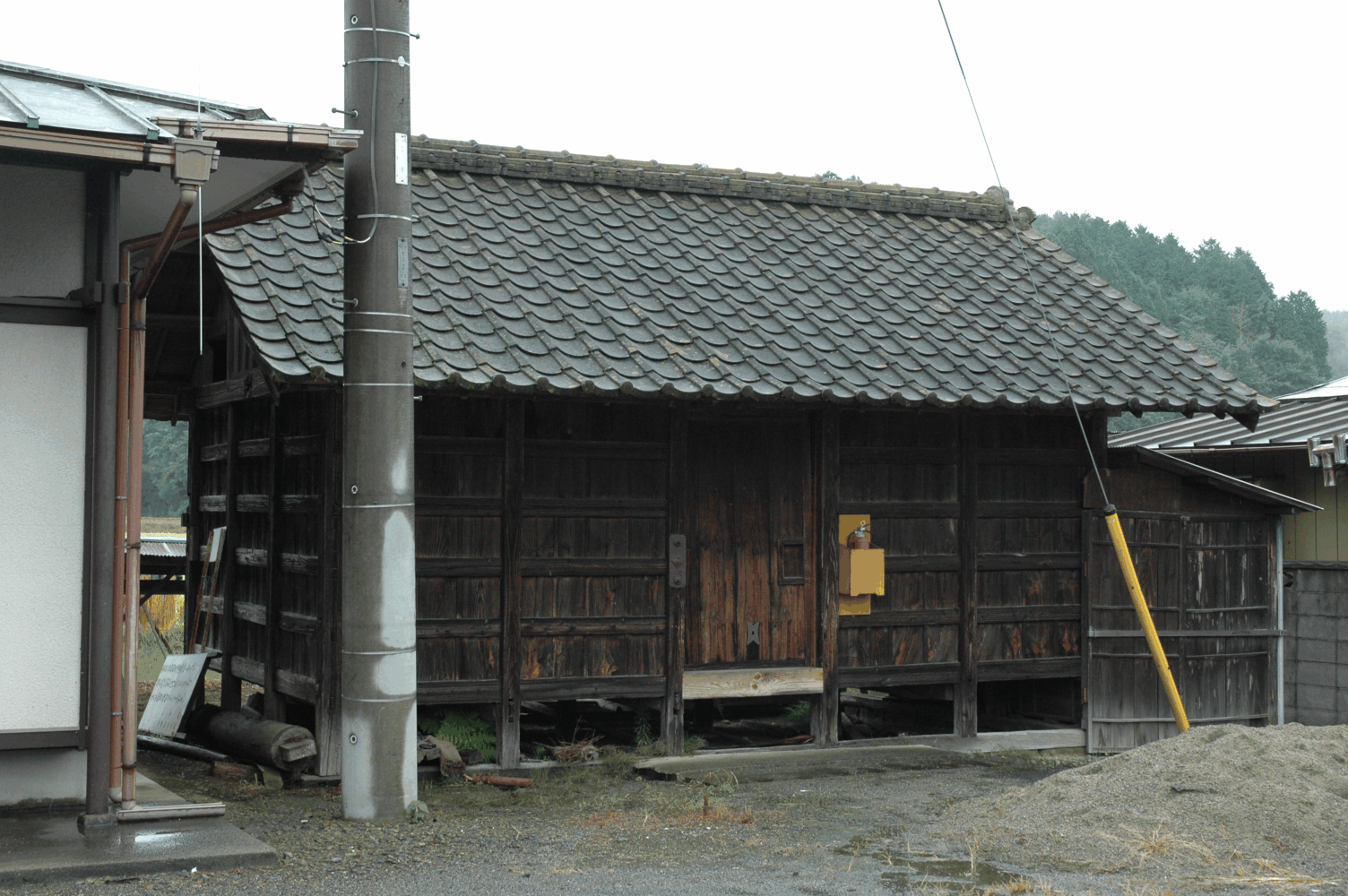 舞台の床材や道具を収納していた郷倉。