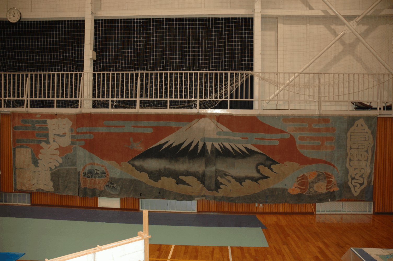 門井の舞台の大幕。縁起の良い初夢「一富士、二鷹、三茄子」を題材としたもの。