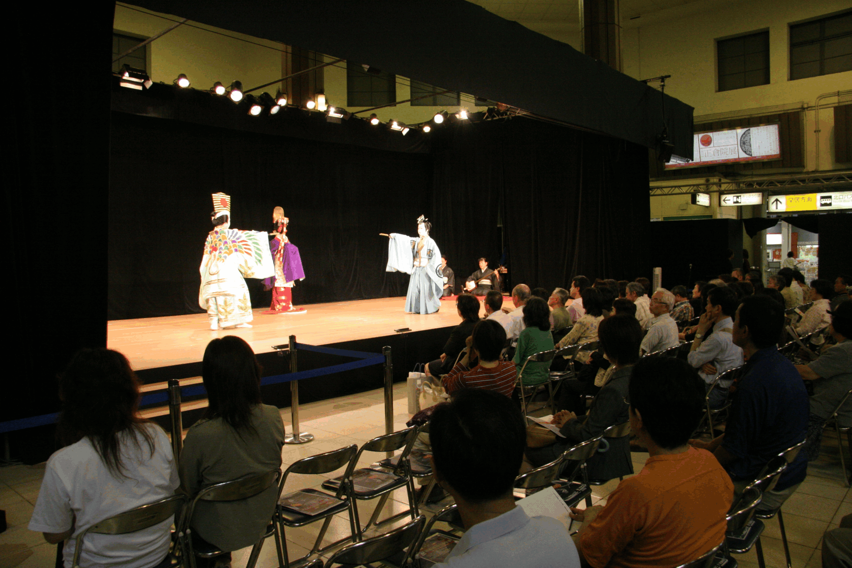東京駅丸の内北口ドームの特設舞台で演じる西若座