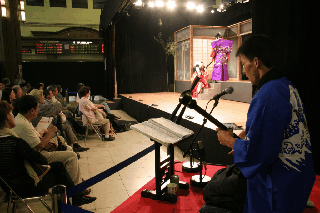 東京駅丸の内北口ドームの特設舞台で演じる西若座