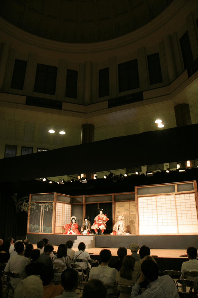 東京駅丸の内北口ドームの特設舞台で演じる西若座