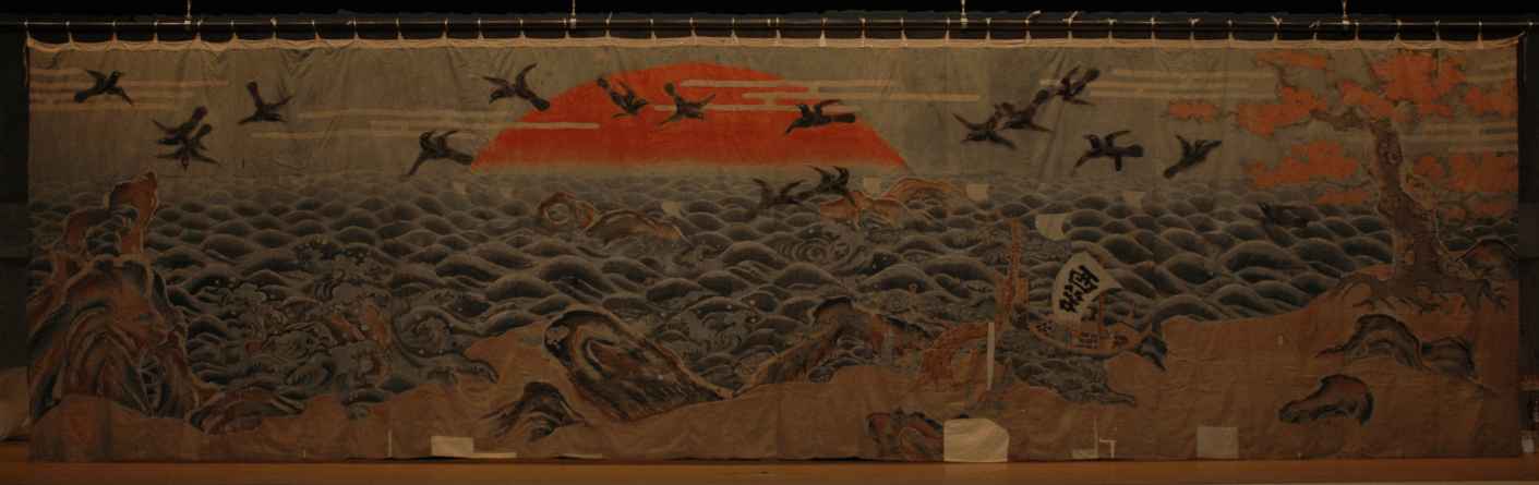 西塩子の回り舞台の大幕。高さ3.3ｍ、巾11.5mの引幕。 手織りの綿の反物を36枚縫い合わせ、筒猫の技法で染め上げたもの。／文政3年（1820年）