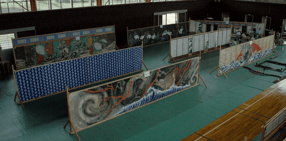 下小瀬の舞台のフスマ。高さ150cm、幅60cmのフスマが12枚で一組。