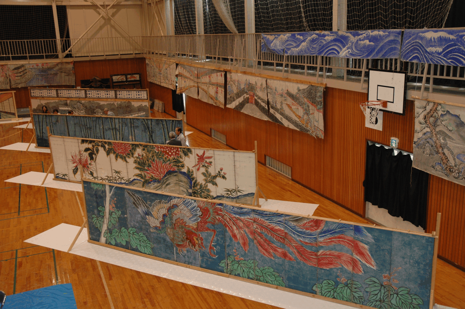 門井の舞台のフスマや紙製の背景幕。