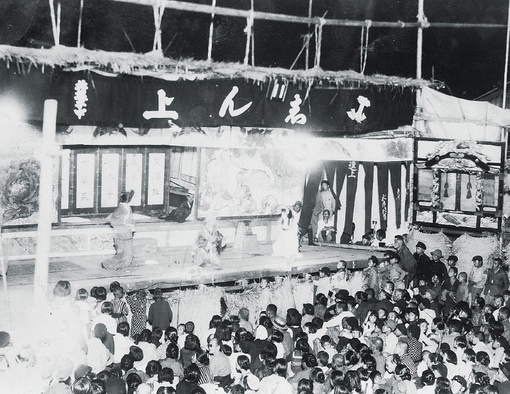 西塩子の舞台を使った玉川村（現常陸大宮市東野）青年団による地殿神社の遷宮芝居。／昭和18年頃